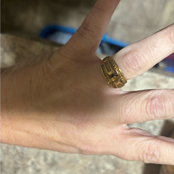 Gold Ring - Picture 3 of 8